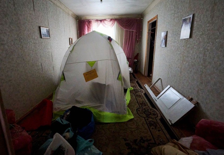  先月24日、ウクライナのハルキウでロシアの空爆を受け損壊した4階建てマンション内部にテントが設置されている。［写真 EPA＝聯合ニュース］