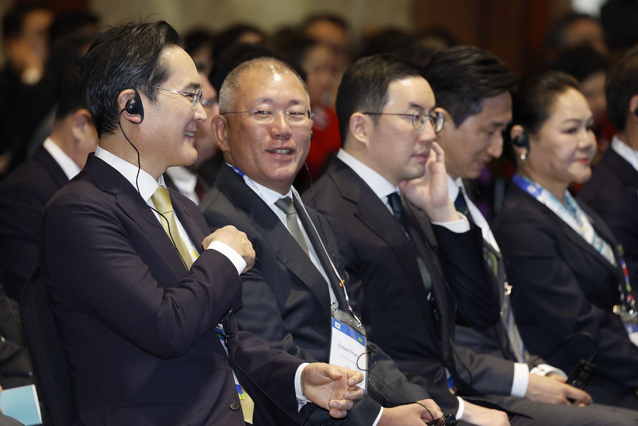 23日午後、ソウル中区（チュング）のロッテホテルで開催された「韓・ブラジル・ビジネスフォーラム」に出席した（左から）サムスン電子の李在鎔（イ・ジェヨン）会長、現代（ヒョンデ）自動車グループの鄭義宣（チョン・ウィソン）会長、LGグループの具光謨（ク・グァンモ）会長、HD現代の鄭基宣（チョン・ギソン）副会長。ニュース1