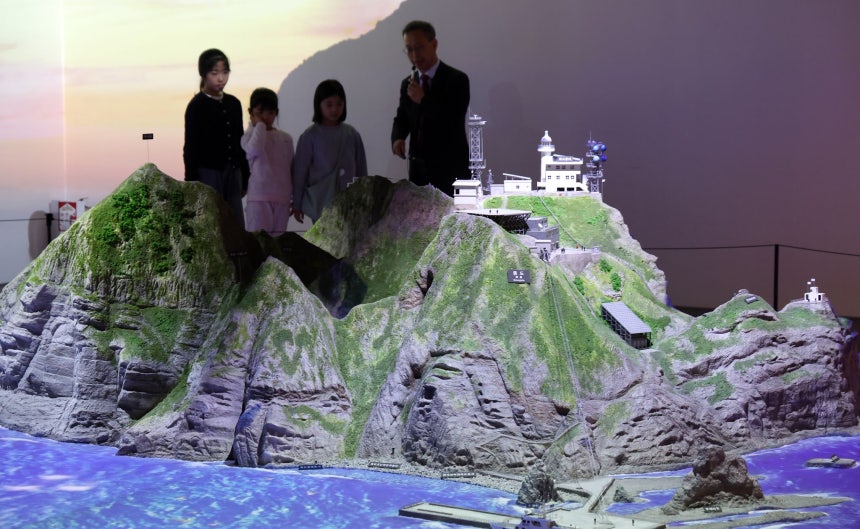 今月22日、ソウル永登浦区（ヨンドゥンポク）のタイムスクエアに設けられた韓国の東北アジア歴史財団・独島体験館で、子供たちが独島（トクド、日本名・竹島）に関する説明を聞いている。ニュース1 