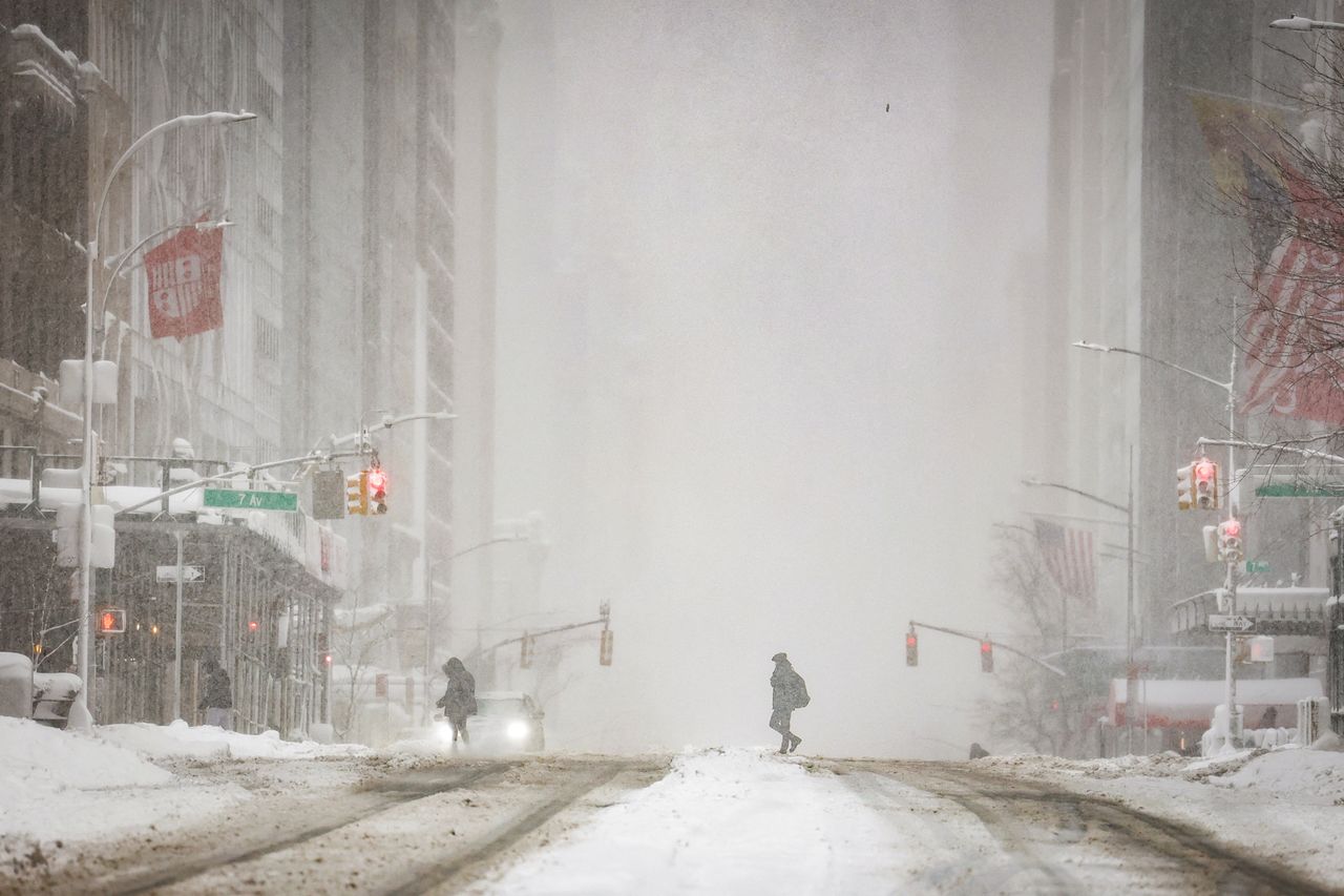  猛吹雪により道路交通がまひしたニューヨークの様子［ロイター＝聯合ニュース］