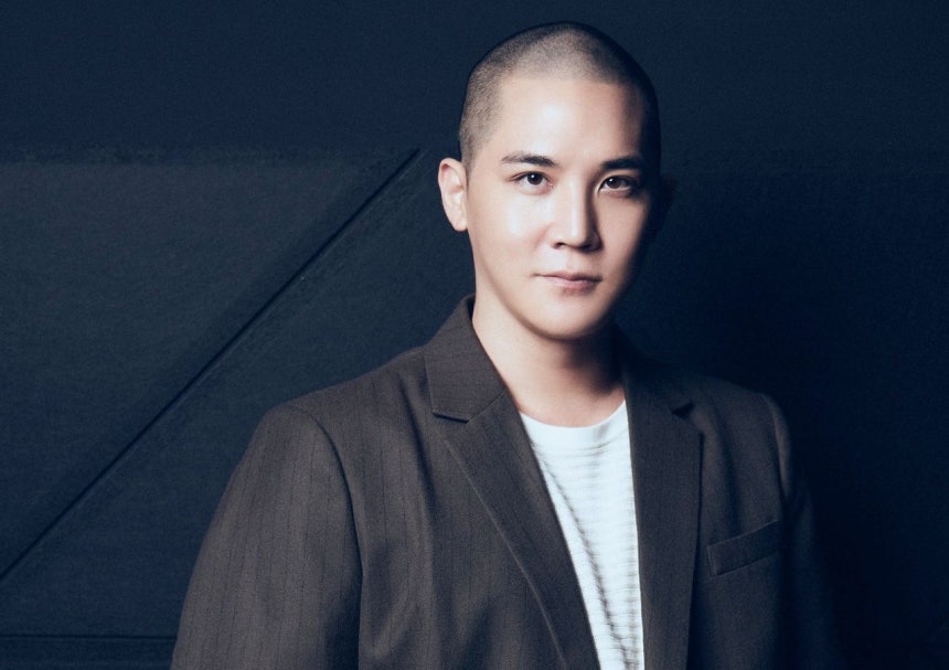 日本の人気ガールズグループ「XG」（エックスジー）のプロデューサー、JAKOPS(SIMON)。［写真 X（旧ツイッター） キャプチャー］ 