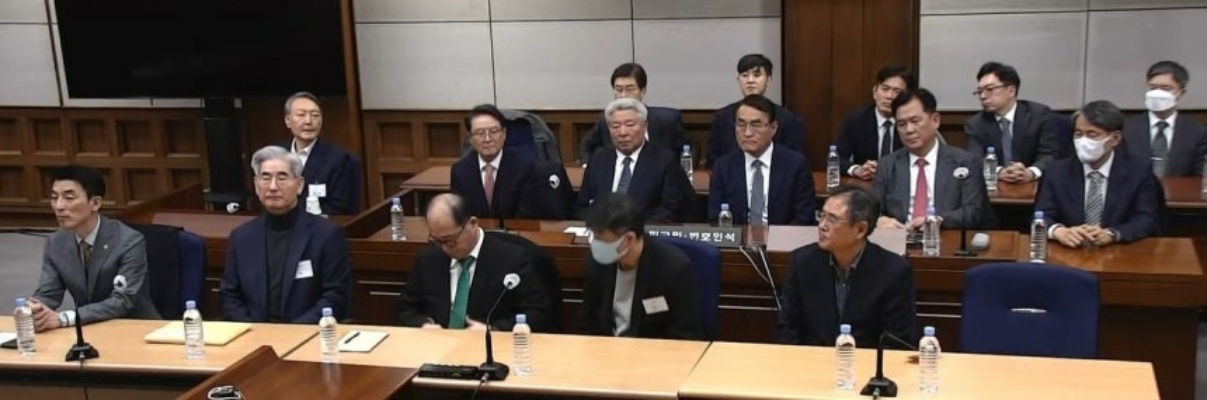 尹錫悦前大統領が19日午後にソウル中央地裁で開かれた非常戒厳関連内乱首謀容疑事件1審宣告公判に出席し席に座っている。［写真 ニュース1］