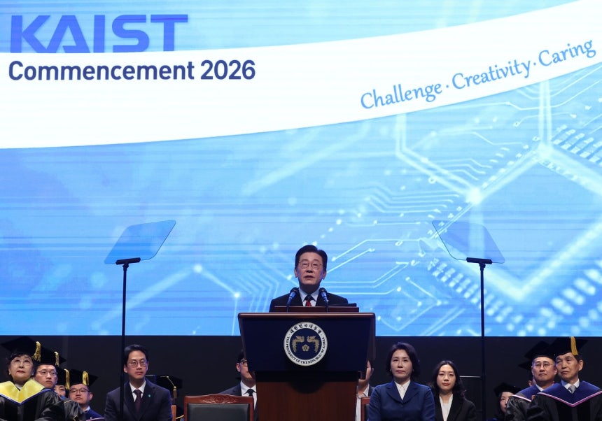 韓国の李在明（イ・ジェミョン）大統領が20日、大田（テジョン）にある韓国科学技術院（KAIST）本院で行われた学位授与式に出席し、祝辞を述べている。この日、李大統領は科学技術の研究開発（R&D）に対する支援を惜しまないと明らかにした。青瓦台写真記者団