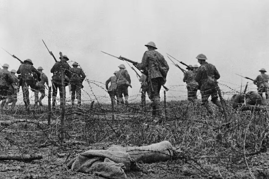 1916年7月1日～11月18日、仏ソンム川一帯で英国軍主導の大攻勢があった。ソンムの戦いで双方から死傷者は60万人ずつ発生した。連合軍は5カ月近い戦闘で10キロも前進できなかった。