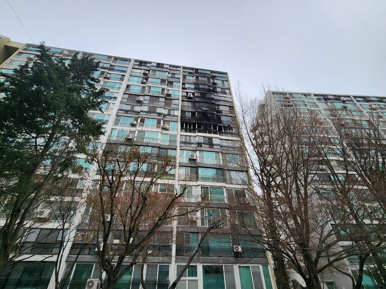 24日午前、ソウル市江南区（カンナムグ）の銀馬（ウンマ）アパート8階の一室で火災が発生した。イ・ギュリム記者