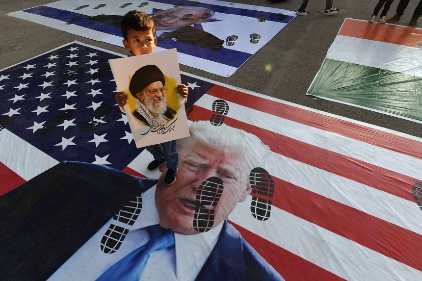 15日、パキスタン・カラチである児童が米国とイスラエルの対イラン圧力に抗議し、イランの最高指導者ハメネイ師の絵を持ってトランプ米大統領と米国の国旗、イスラエルの国旗を踏むデモをしている。 ［EPA＝聯合ニュース］