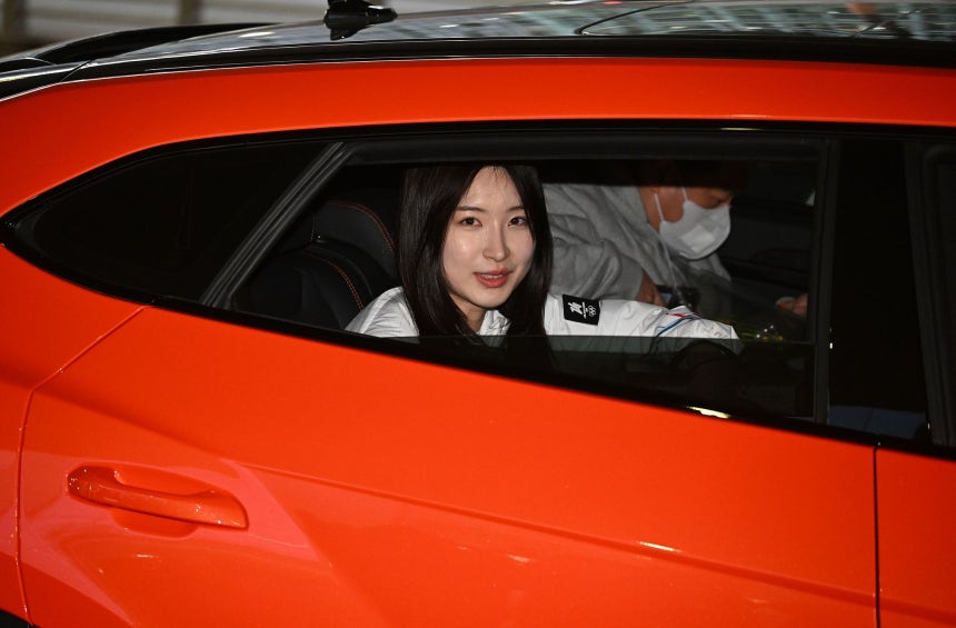   ランボルギーニに乗って空港を後にするキム・ギルリ。チャン・ジニョン記者 