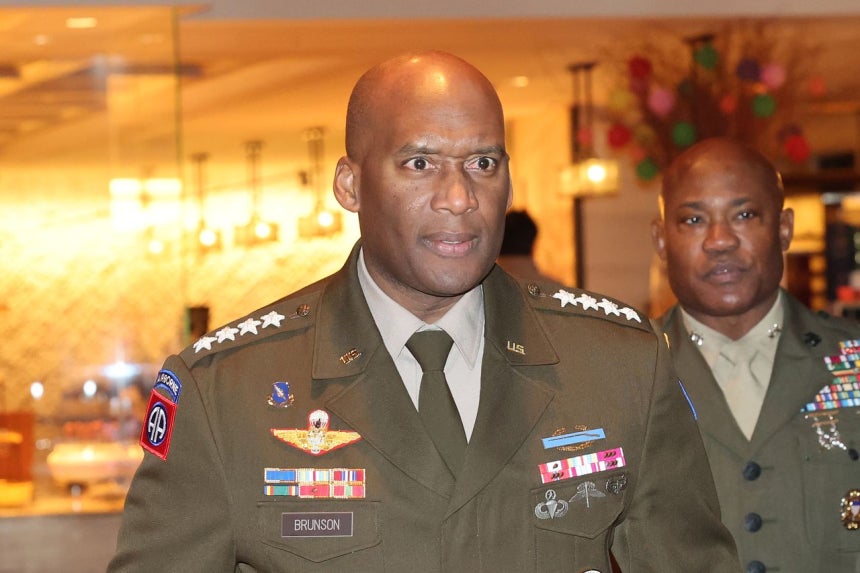 先月26日、ソウル鍾路区のフォーシーズンズホテルで趙顕（チョ・ヒョン）外交部長官、コルビー米国防次官（政策担当）との会談を終えて移動するブランソン在韓米軍司令官 ［聯合ニュース］