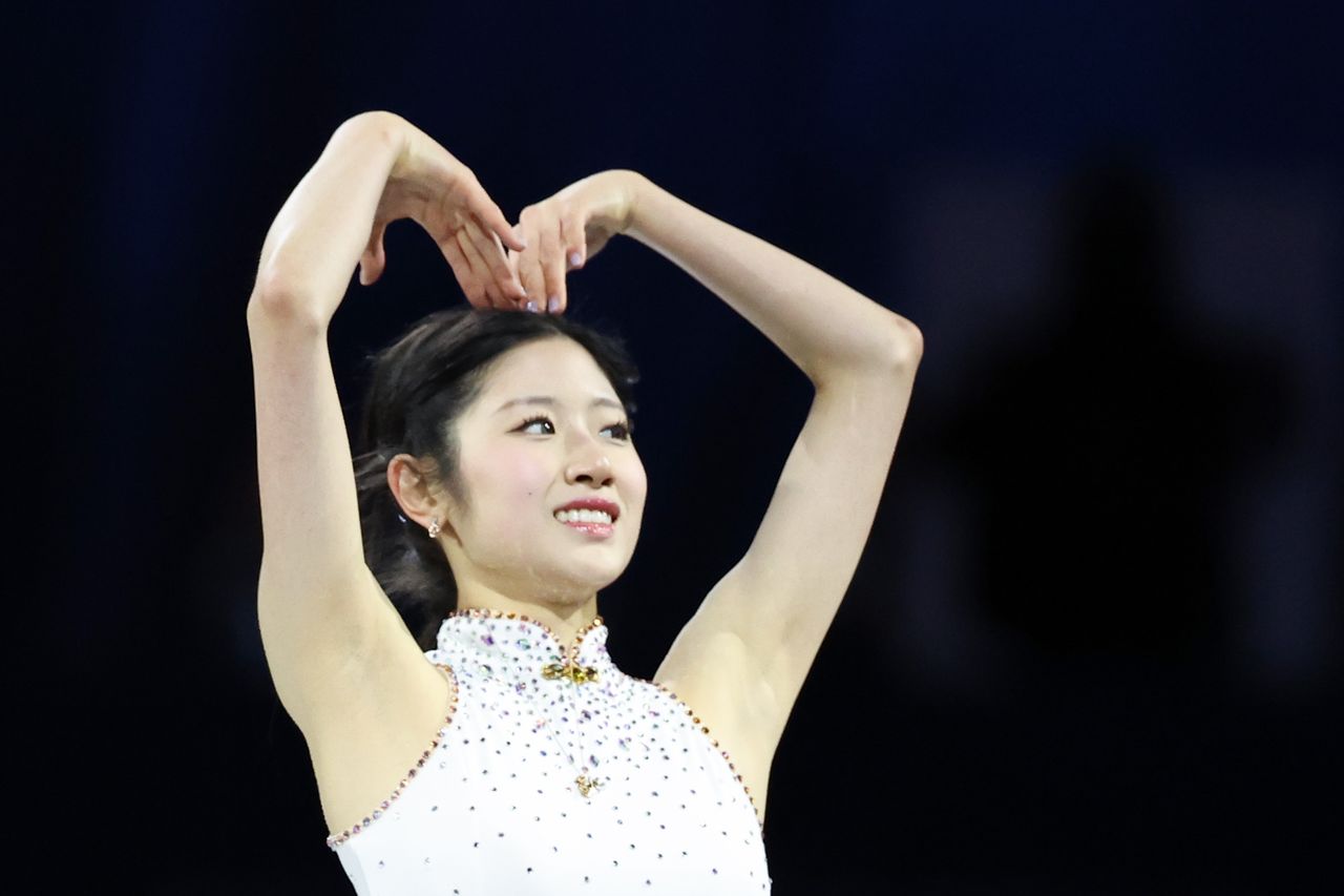 21日（現地時間）、伊ミラノ・アイススケートアリーナで行われた2026ミラノ・コルティナ冬季五輪フィギュアスケートのエキシビションでイ・ヘインが演技を終えて観客にあいさつしている。［聯合ニュース］