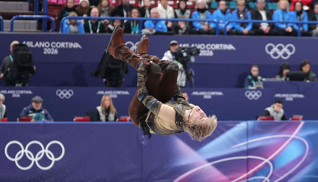   米国フィギュア選手のイリア・マリニンが10日（現地時間）、伊ミラノ・アイススケートアリーナで行われた2026ミラノ・コルティナ冬季五輪フィギュアスケート男子シングルのショートプログラムでバックフリップを見せている。 ［写真 ニュース1］