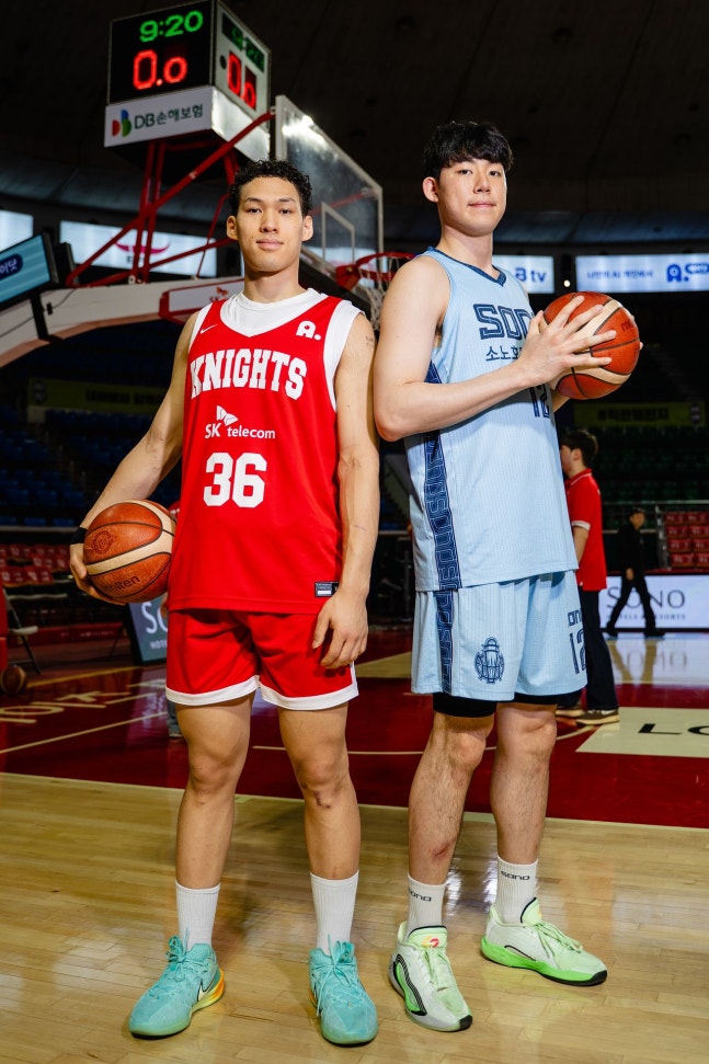 韓国代表チームに初めて抜てきされたエディ・ダニエル（左）とカン・ジフン。韓国は26日に台湾と、3月1日に日本とFIBAバスケットW杯アジア予選を行う。W杯本大会は2027年にカタールで開催される。アジアからは予選を経て7カ国が本大会に出場する。 ［写真 ソウルSK］