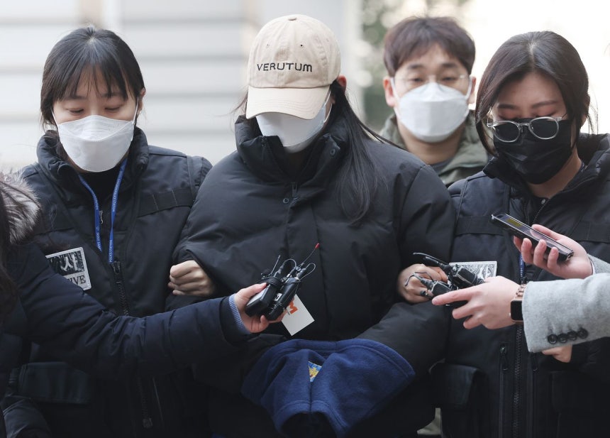 ソウル江北区水踰洞（カンブクグ・スユドン）のモーテルで男性2人を死亡させた疑いがもたれている20代の女Aが12日、ソウル北部地方法院（地裁）で令状実質審査を受けるため出頭している。聯合ニュース 