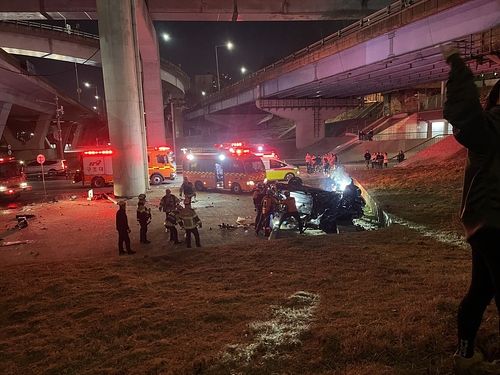 25日午後8時44分ごろ、ソウルの盤浦大橋を走っていたポルシェが橋の下の漢江（ハンガン）の高水敷に転落した。［写真 読者、聯合ニュース］ 