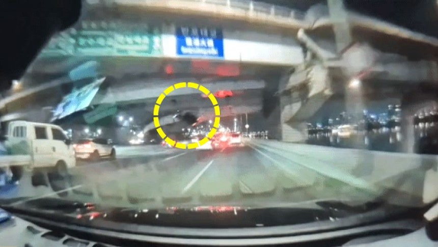   盤浦大橋を走っていたポルシェが転落する様子。［写真 読者、聯合ニュース］