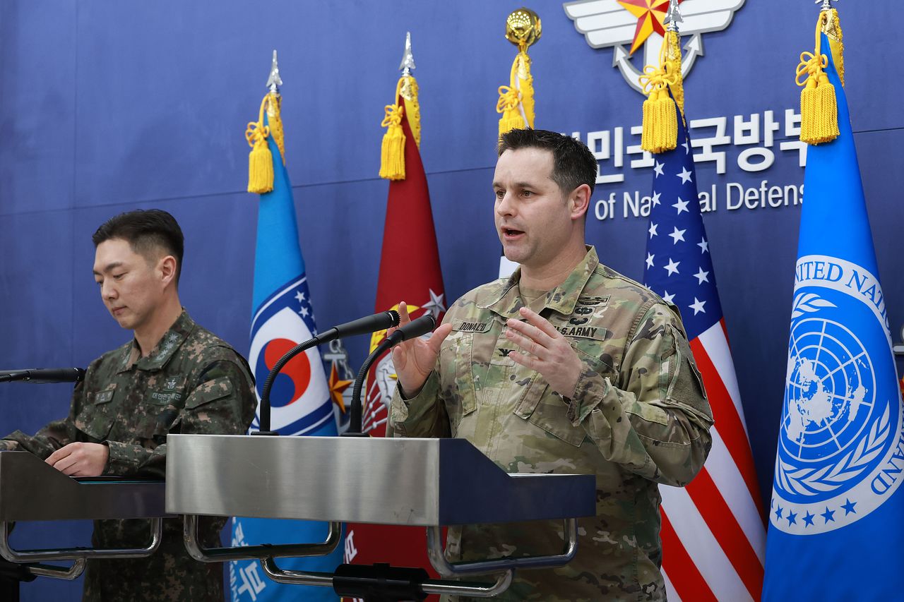 25日午後、ソウル竜山（ヨンサン）国防部で2026フリーダムシールド演習計画関連の共同ブリーフィングをする合同参謀本部のチャン・ドヨン公報室長と在韓米軍司令部のライアン・ドナルド広報室長 ［写真 共同取材団］