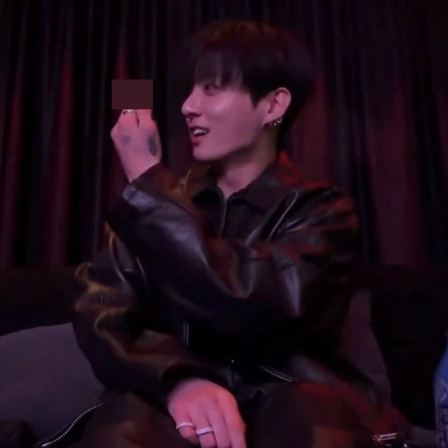   BTSのJUNG KOOKが飲酒ライブ配信をしながら中指を立てる様子。［写真 SNS］ 