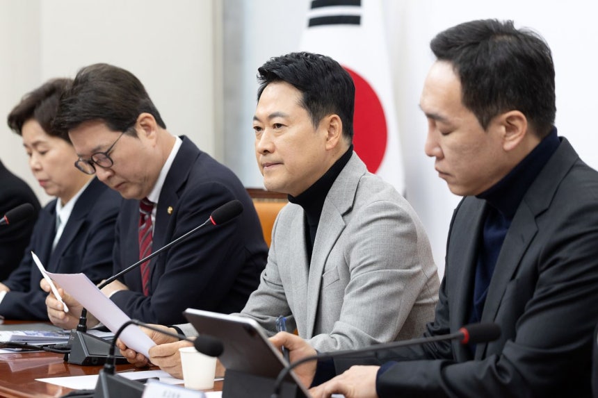 26日、ソウル汝矣島（ヨイド）の国会で開かれた最高委員会議で冒頭発言する張東赫（チャン・ドンヒョク）国民の力代表。［ニュース1］