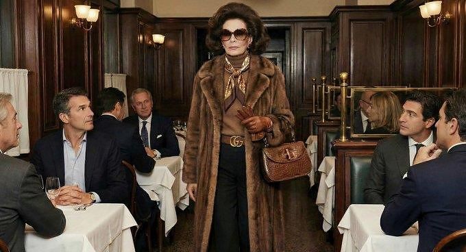 グッチがAIで作成した毛皮のコートとサングラスを着用した初老女性の写真。［写真 グッチのX（旧ツイッター） キャプチャー］