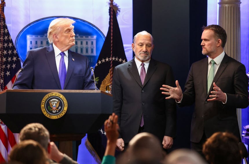 20日（現地時間）、トランプ米大統領がホワイトハウスで連邦最高裁の相互関税違法判決に関する記者会見の途中、グリアUSTR代表の発言を聞いている。真ん中はラトニック商務長官。 ［ロイター＝聯合ニュース］