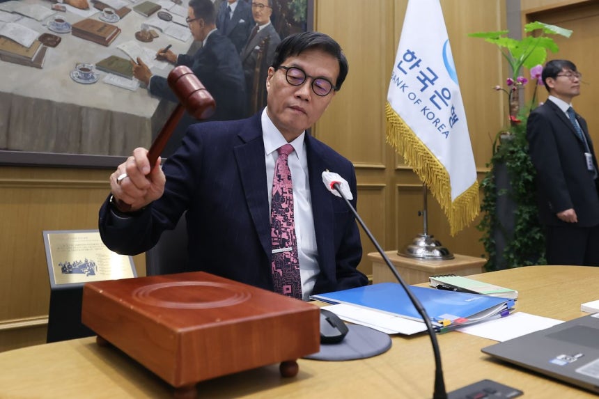 韓国銀行の李昌鏞（イ・チャンヨン）総裁が26日、金融通貨委員会（金通委）本会議で木槌を叩いている。金通委はこの日、政策金利を年2.5％で据え置いた。［写真 共同取材団］   