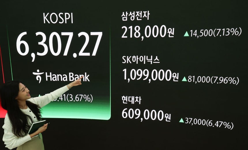 韓国総合株価指数（KOSPI）が史上最高値を再び更新した26日午後、ソウル中区（チュング）のハナ銀行本店ディーリングルームの現況板にサムスン電子とSKハイニック、現代（ヒョンデ）車の終値が表示されている。この日、KOSPIは前営業日比223.41ポイント（3.67％）高の6307.27で取引を終えた。ニュース1