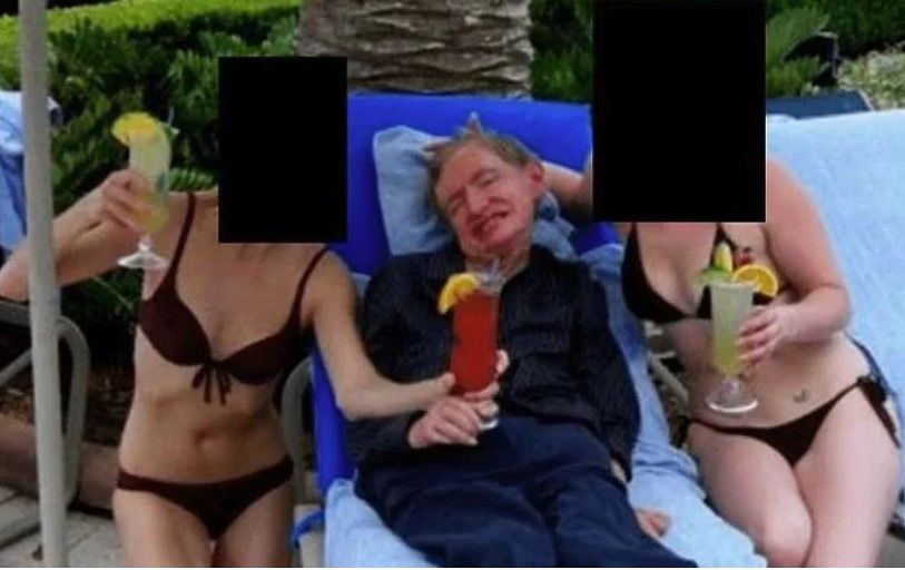  エプスタイン・ファイルに含まれたスティーブン・ホーキングとビキニ姿の女性の写真。［写真 米国司法省サイト キャプチャー］