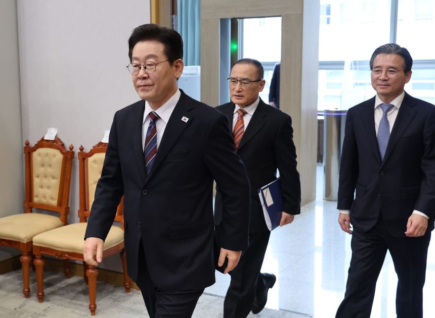 韓国の李在明（イ・ジェミョン）大統領が26日、青瓦台（チョンワデ、大統領府）与民館（執務室）で開かれた大統領主宰の首席・補佐官会議に入場している。［写真 青瓦台写真記者団］ 