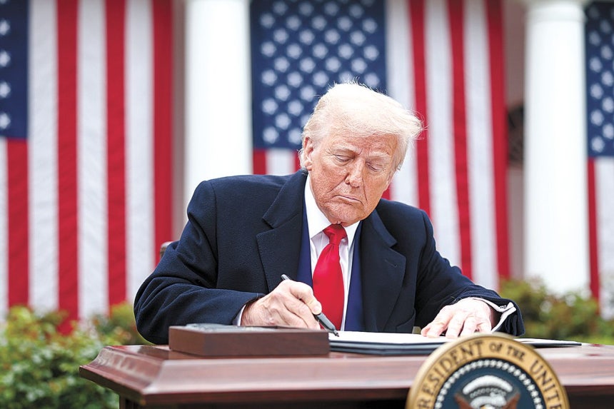 昨年4月2日、ホワイトハウスのローズガーデンで相互関税関連の行政命令に署名しているトランプ米大統領 ［EPA＝聯合ニュース］