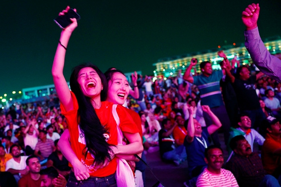 2022カタールW杯当時、ドーハのアル・ビッダパークで開かれたファンフェスティバルで応援するサッカーファン ［ロイター＝聯合ニュース］