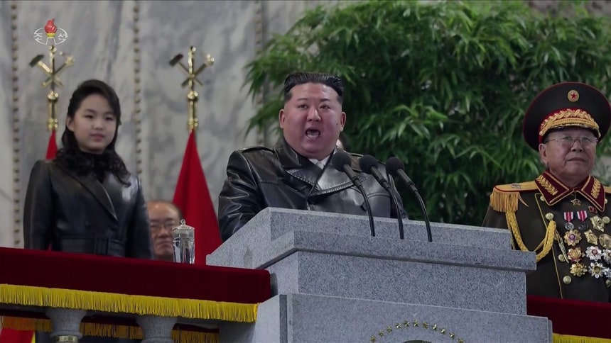 25日、平壌（ピョンヤン）金日成（キム・イルソン）広場で開かれた労働党第9回大会記念閲兵式で演説する金正恩（キム・ジョンウン）国務委員長 ［朝鮮中央テレビ画面＝聯合ニュース］