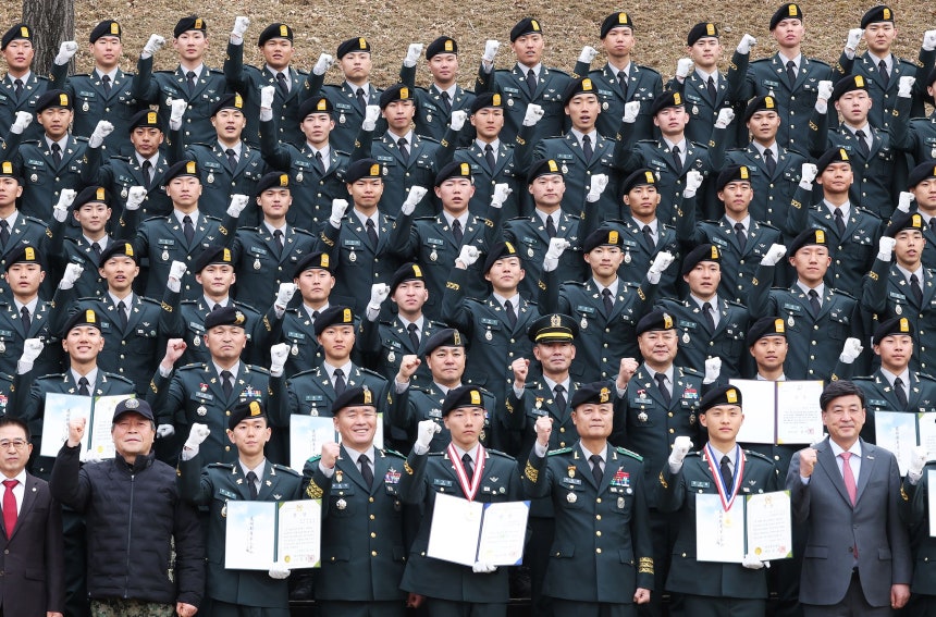 新任の特戦副士官たちが朴晟済（パク・ソンジェ）特殊戦司令官ら出席者とともに記念写真撮影に臨んでいる。聯合ニュース 