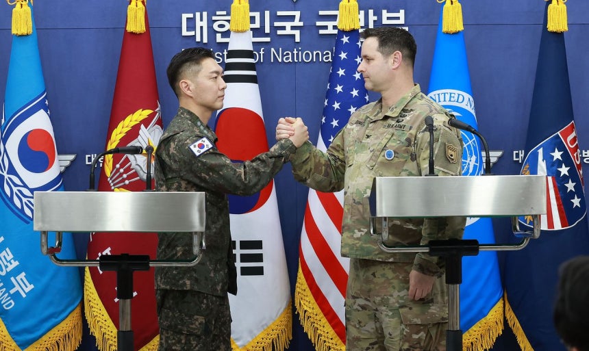 張都暎（チャン・ドヨン）合同参謀本部公報室長とライアン・ドナルド在韓米軍司令部広報室長が25日、ソウル竜山区（ヨンサング）国防部で2026フリーダムシールド（FS）演習計画を発表した後、握手している。 ［国防部写真共同取材団、聯合ニュース］