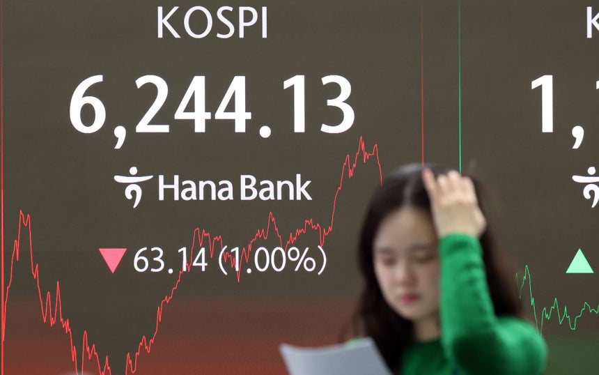 27日、ソウル中区（チュング）ハナ銀行本店ディーリングルームの電光掲示板に株価の終値が表示されている。この日、KOSPIは前営業日比63．14ポイント（1．00％）下落した6244．13で、KOSDAQは4．63ポイント（0．39％）上昇した1192．78で取引を終えた。 ［ニュース1］