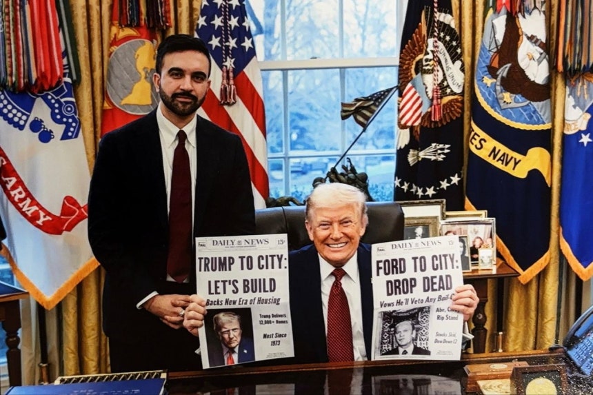 トランプ大統領（右）とマムダニ・ニューヨーク市長が26日（現地時間）、ホワイトハウスで会談した。 ［X キャプチャー］