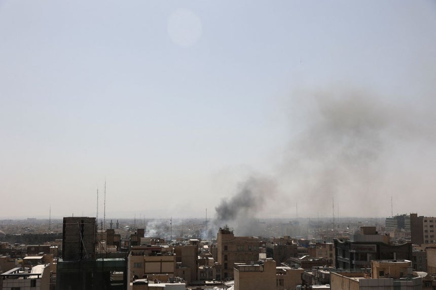 28日、イランの首都テヘランで米国とイスラエルの空爆により煙が広まり始めている。［写真 ロイター＝聯合ニュース］