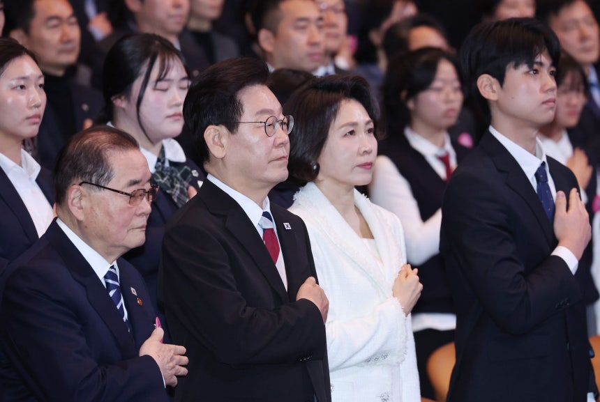 李在明大統領夫妻らが1日にCOEXで開かれた三一節記念式で国旗に敬礼している。［写真 聯合ニュース］