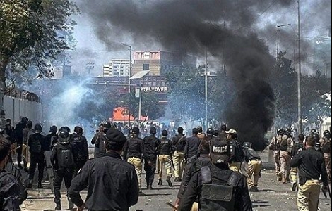 パキスタン・カラチでデモ隊を阻止する警察官ら。［AP＝聯合ニュース］