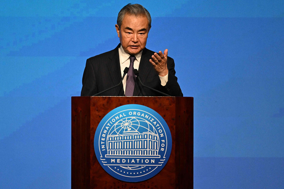 昨年5月30日（現地時間）、中国政治局委員兼外交部長の王毅氏が香港国際調停院の開所式に出席したときの様子。AFP＝聯合ニュース