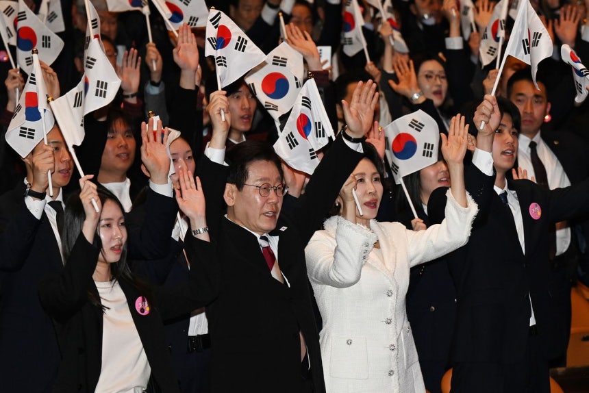 韓国の李在明（イ・ジェミョン）大統領と金恵景（キム・ヘギョン）夫人が3月1日、ソウル江南区（カンナムグ）のCOEXで開かれた「第107周年三一節記念式」で万歳三唱をしている。李大統領は記念辞で南北関係に言及し、「先烈が切実に願った平和と共存の夢を、今ここ韓半島（朝鮮半島）から実現していこう」と述べた。チョン・ミンギュ記者 
