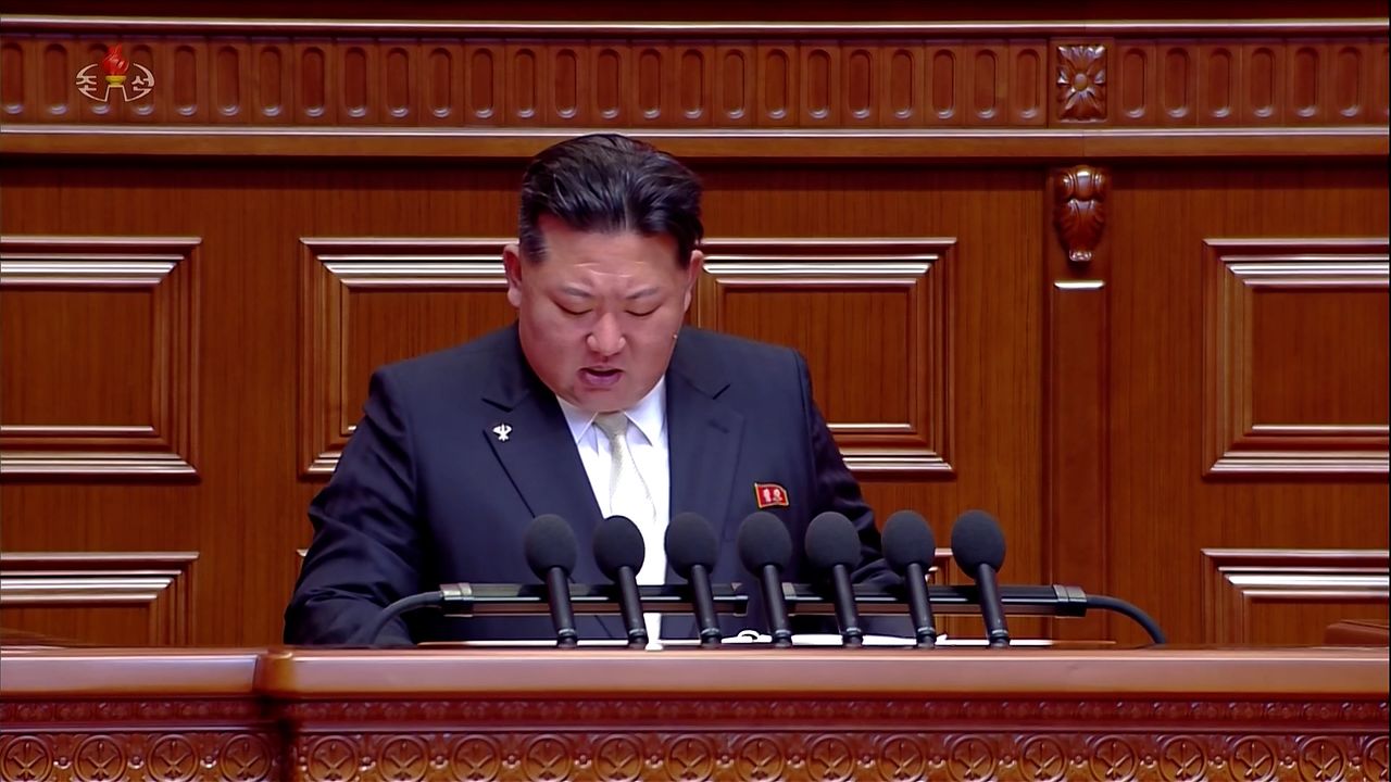 金正恩（キム・ジョンウン）委員長は先月20、21日、労働党第9回大会（19～25日、平壌）第8期党中央委員会の事業総和報告で「朝米関係の今後は米国側の態度に全面的にかかっている」と述べ、米国が「対北朝鮮敵対視政策」を撤回すれば関係改善が可能だと明らかにしたと、朝鮮中央テレビが26日報じた。 ［朝鮮中央テレビ＝聯合ニュース］