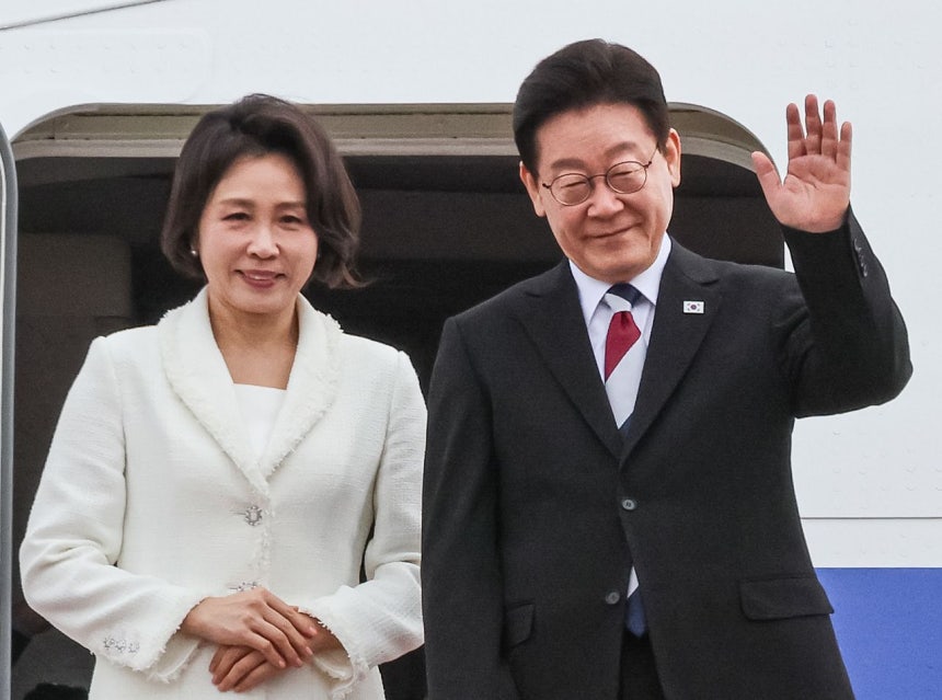 韓国の李在明（イ・ジェミョン）大統領と金恵景（キム・ヘギョン）夫人が1日、シンガポールとフィリピンへの国賓訪問のため、京畿道城南（キョンギド・ソンナム）のソウル空港から出国し、あいさつしている。［ニュース1］