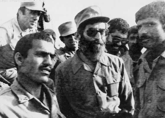 イラン－イラク戦争当時に戦線を視察するハメネイ師 中央フォト