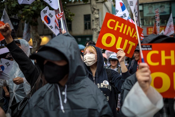 尹錫悦（ユン・ソクヨル）前大統領を支持する保守性向の団体が昨年9月19日、鐘閣（チョンガク）付近で「反中デモ」行進をしている。中国人観光客が多く在韓中国大使館があるソウル明洞（ミョンドン）で集会が制限されたため、近隣で行進が開かれたのだ。金民錫（キム・ミンソク）首相はこの日、警察庁長官職務代行に「必要に応じて集会および示威に関する法律と警察官職務執行法などに基づき強い措置を取るべき」と指示した。 ［ニュース1］