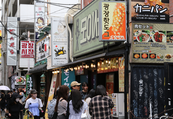 韓国の飲食店や商店が密集する東京・新大久保通り。聯合ニュース 