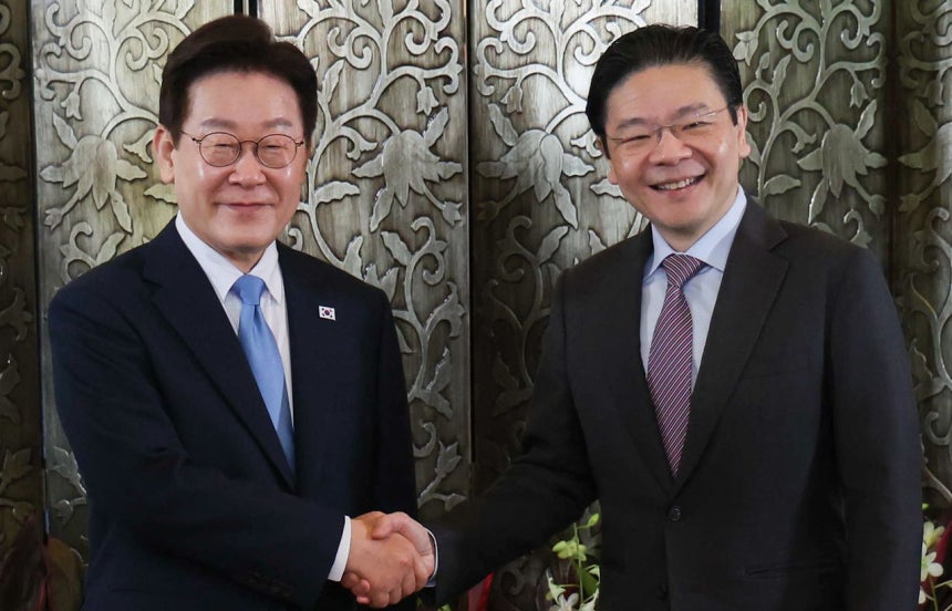 シンガポールを国賓訪問中の韓国の李在明（イ・ジェミョン）大統領（左）とローレンス・ウォン首相が2日（現地時間）、シンガポール外務省で開かれた首脳会談に先立ち記念撮影をしている。ニュース1 