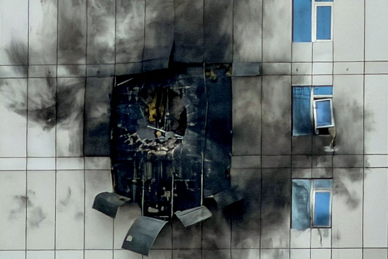 1日、バーレーンの首都マナマで、イスラエルと米国による対イラン空爆後、イランのドローン攻撃で損壊した建物。［ロイター＝聯合ニュース］