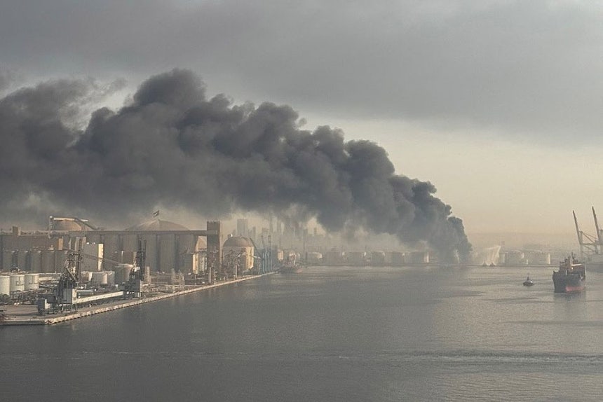2日に韓国の船員が撮影したホルムズ海峡に隣接するアラブ首長国連邦のジュベル・アリ港で煙が上っている。［写真 韓国船員労連］