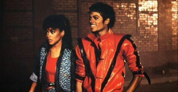 マイケル・ジャクソン（右）。『スリラー』ミュージックビデオのスチールカット。