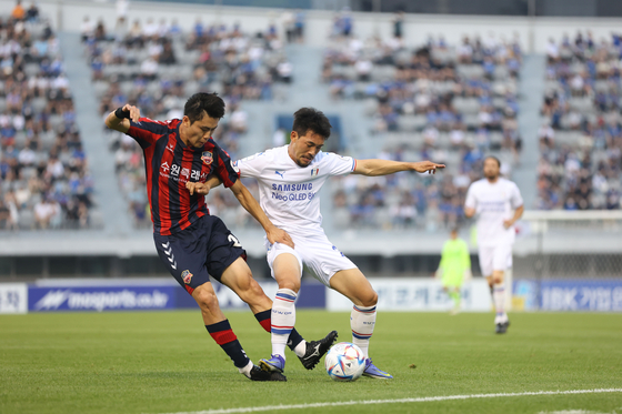 サッカー韓国代表出身のDF李記帝（イ・ギジェ、右）。［写真 プロサッカー連盟］
