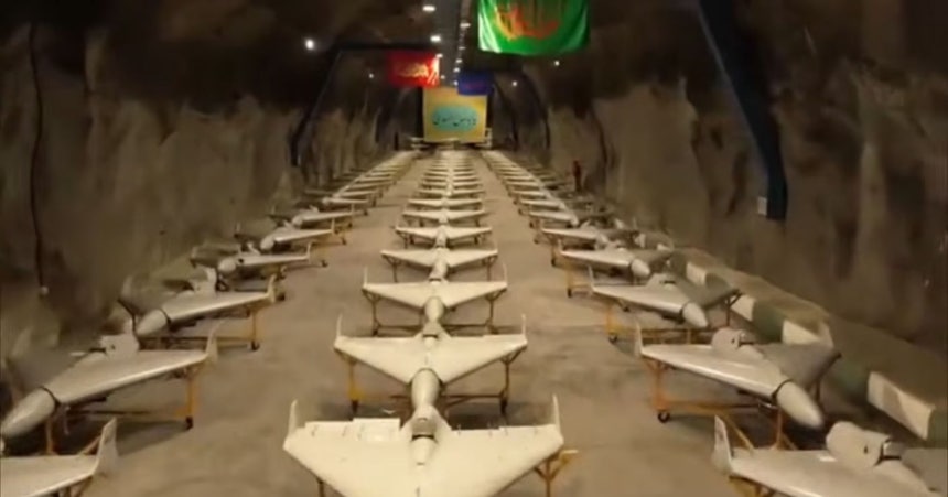   多数のドローンが並べられているイランの武器トンネルの内部 ［ファルス通信 キャプチャー］